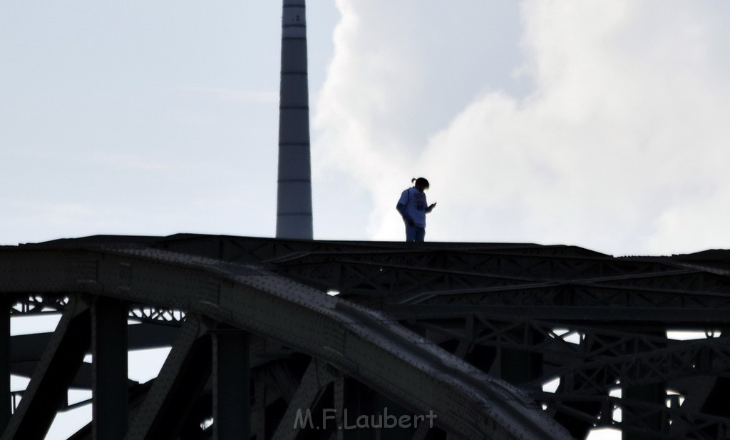 PSpringt kein Suizid Brueckenspringer Koeln Hohenzollernbruecke P096.JPG - Miklos Laubert